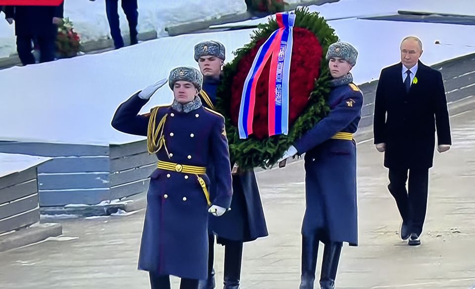 МЫ БУДЕМ ПОМНИТЬ ПОДВИГ ТВОЙМы будем помнить подвиг твой.Вернулся ты  на Родину домой.Сегодня праздничный парад.Нам дорог Родины солдат.Под флагом матушки России.Мы сохраним солдат могилы.Ликует враг у солнечных границ.Стреляет снова в мирных птиц.Стреляют стариков, детей.Вставай народ и будь смелей.