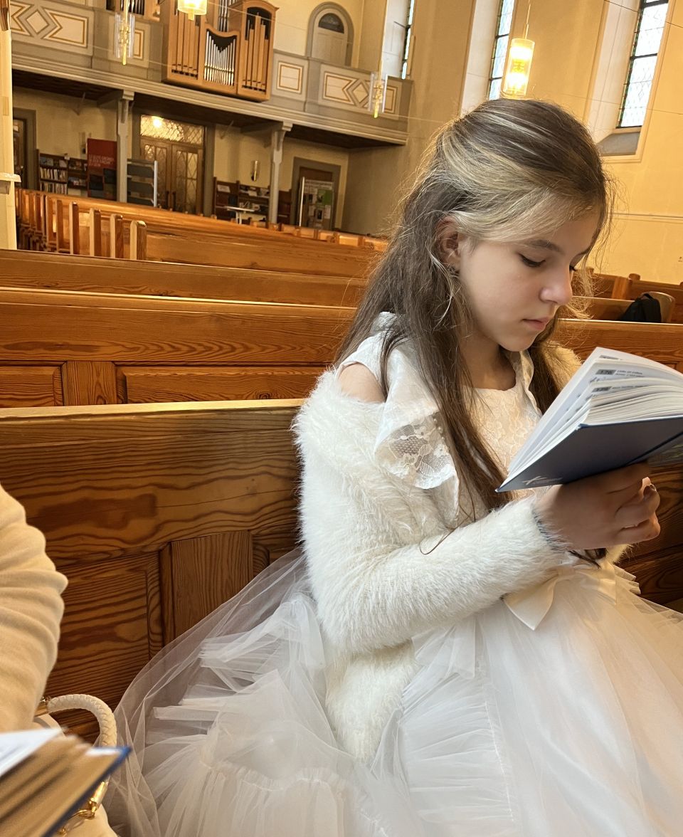 ПАСХА  Сон Божественный приснился, рассказать вам не могу. С Богом я в саду гуляла и мечтаю жить в Раю. Я узнала Рай земной! где цветут сады весной. На Пасхальные часы ,колокол звонит в ночи. А славянский весь народ, на подходе у ворот. Крест несут; стихи поют и с поклонам хлеб дают.