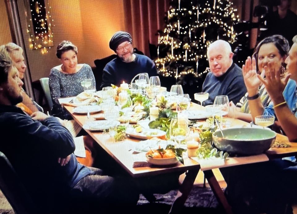 СВОЛОЧИЗа Россию пить не стали, слишком часто унижали.Стали с Западом дружить и народ душой любить.Жаль Россию вождь не тот, кормит только свой народ.Ленин западу служил и холоп его любил.Любить будите и нас, в Мавзолее ждут не вас.Выпей бабушка вина и в бокал пойдёт слеза.