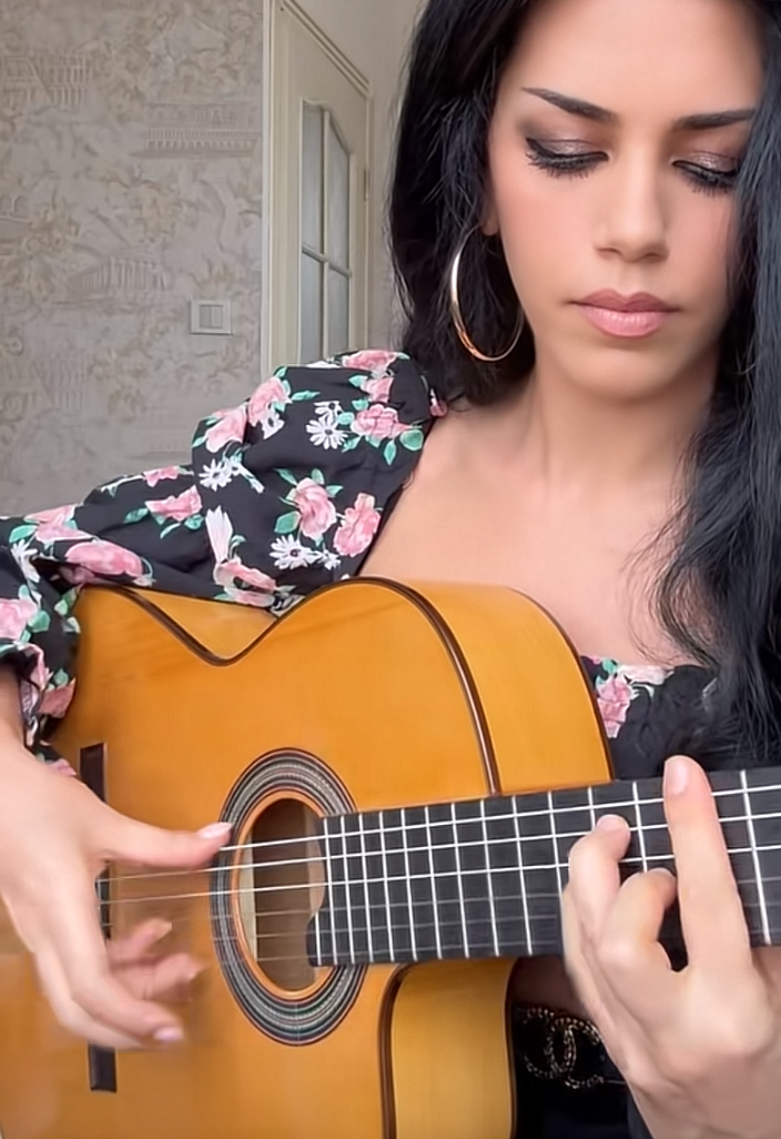 Тебя цыганка молодаяТебя цыганка молодая, назвали русской девой Рая.Гадала всем любовь на веки,сама попала в эти сети.Дарю цветы с небесных грёз,сиянье ярких наших звёзд.Алею счастья для любви, пройдём по жизни все пути.